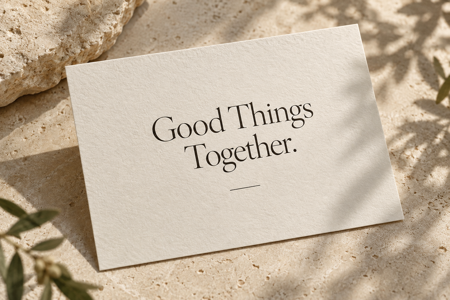 写有 Good Things Together 的米白色明信片